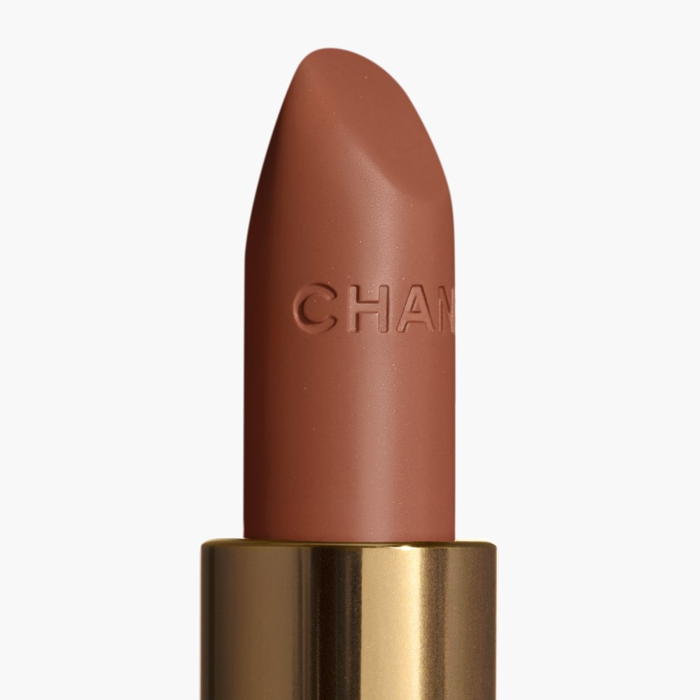 LA BARRA DE LABIOS SATINADA DE LARGA DURACI&Oacute;N, TRATAMIENTO HIDRATANTE Y ALISANTE